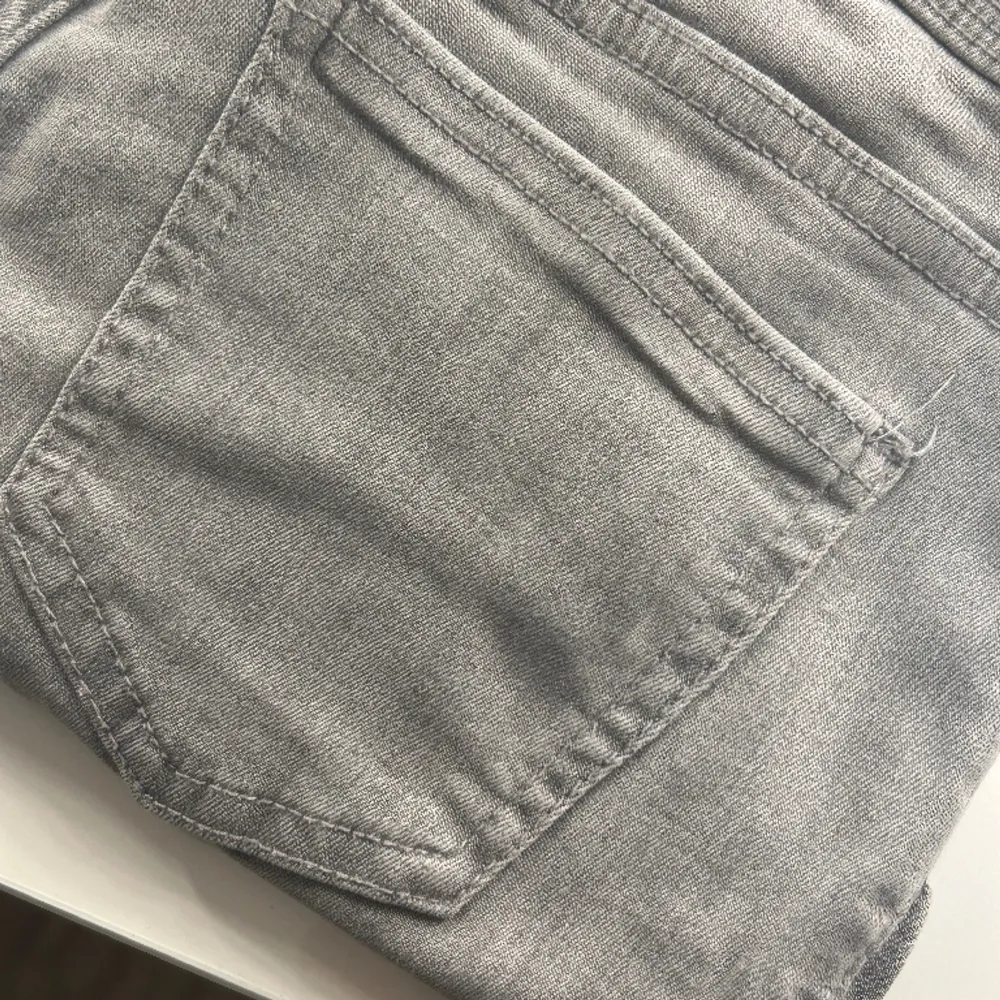 Lågmidjade jeans från Gina säljes💗Storlek 146(skulle uppskatta att dem sitter som ett par xxs)💫Fint skick men tyvärr en väldigt svag missfärgning på ena bakfickan (se sista bild)🫶🏼190kr+frakt men kan även hämtas upp på Ekerö🌸Postar inom 24 timmar efter köp. Jeans & Byxor.