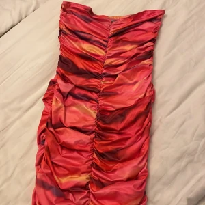 Multifärgad klänning - Klänning köpt på shein. Endast använd en gång. Väldigt stretchig i materialet och den är lång