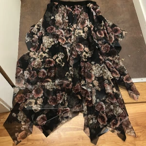 Volangkjol - Jättefin kjol i fint mönster