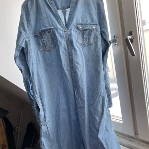 Jeans klänning/tunika - Jeans klänning/tunika. Storlek 44. I bra skick.