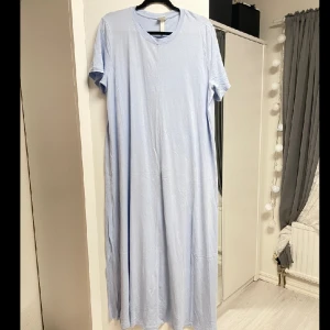 Bomullsklänning - H&M - Jätteskön bomullsklänning från H&M köpt för några månader sedan, men använd endast en gång. Den är jättebekväm, inga tecken på användning. Den blå färgen finns längre inte på försäljning, ny pris: 570kr, säljs för 160kr! SUPER BILLIGT! Pris kan diskuteras