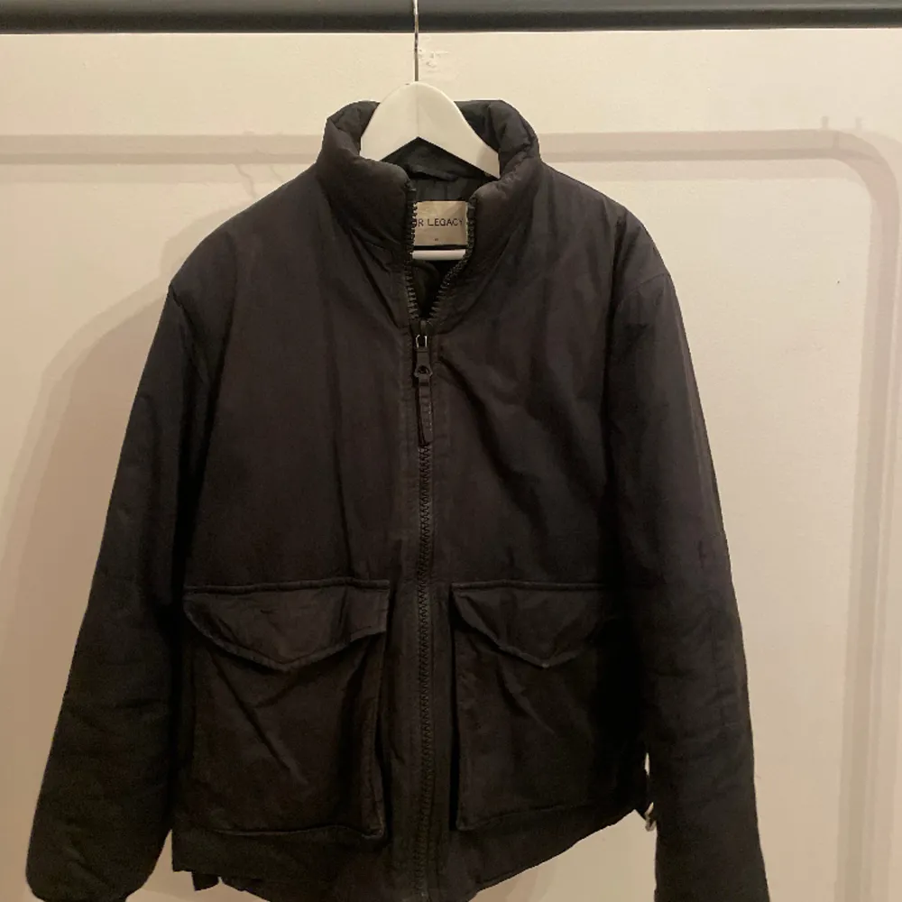 Warm Our Legacy black bomber jacket. Size M (48). Well used but in good condition. Has a tiny scratch from the zipper but doesn't show when upzipped:  Measurements: Length: 73 cm Shoulder width: 48 cm Sleeve length: 65 cm. Jackor.