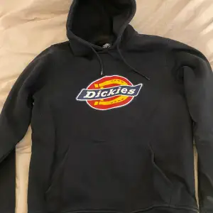 Säljer en svart Dickies Hoodie, använts fåtal gånger och är i nyskick