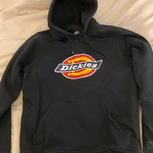 Hoddie  - Säljer en svart Dickies Hoodie, använts fåtal gånger och är i nyskick