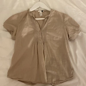 Söt blus - Så gullig topp 💕stl 36 men passar mig som har 34 bra💕