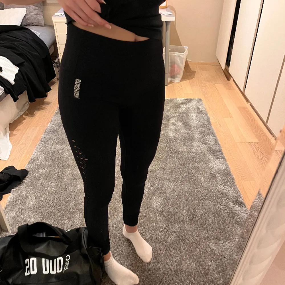 Säljer mina gymshark tights, storlk S men skulle också passa en XS. . Jeans & Byxor.