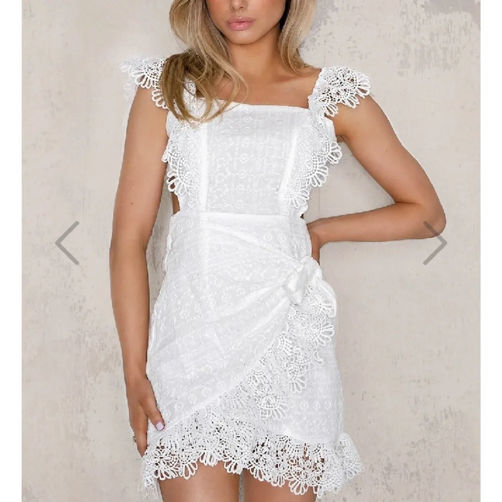 Säljer denna vackra klänning från Dennis Maglic pga den enkla anledningen att den är för kort. Jag är runt 172 och skulle rekommendera den för er som är under 168! Aldrig använd endast provad! Nypris 900 kr köpt för 1499 kr. . Klänningar.