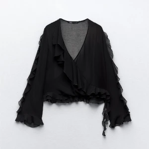 Blus från Zara - Helt oanvänd blus från Zara med lappen kvar 💓 Köpte för 379 kr men glömde helt av att returnera, men säljer nu för 279 kr. Tar endast betalningar via Swish eftersom mitt Bank-Id inte fungerar i Plick-appen 💓 Frakten kostar 45 kr