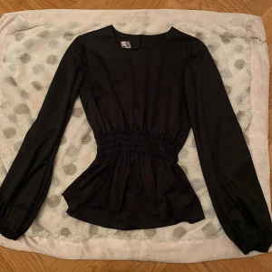 Svart blus  - En väldigt fin och elegant svart tröja som behöver en ny ägare, köpt från Beyondretro💕