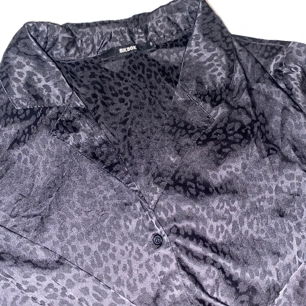 Säljer en leopardmönstrad pyjamas skjorta. I storlek S från bikbok. Aldrig använd, endast testad. OBS: köparen står för frakten. (Annonsen finns ute på andra sidor). Övrigt.