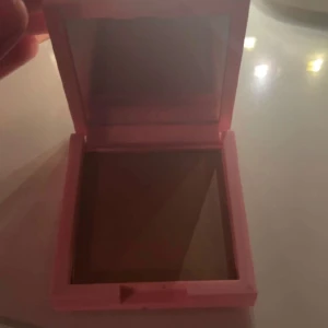 Kylie - Kylie pressed on puder, oanvänd 