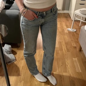 low straight jeans - säljer mina lågmidjade, blå jeans ifrån gina tricot, de är otroligt sköna och sitter super snyggt. inte använt jättemycket - inte alls slitna eller några slags skador. jag är ca 172 o sitter bra i längden. nypris runt 500