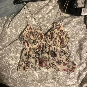 Zara top - Säljer min fina zara top i storlek S för att jag knappt använde den i sommras! Inga defekter alls😍