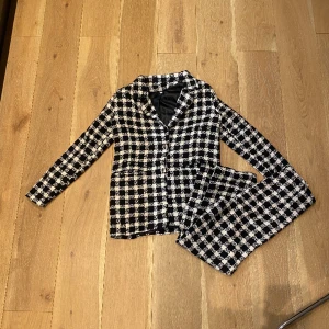Kostymset  - Helt ny! Aldrig använd pga för liten, jag är S men det var XS. Så himla fin och elegant annars. 150 kr för båda delarna!  Kan fraktas men köparen betalar frakt.