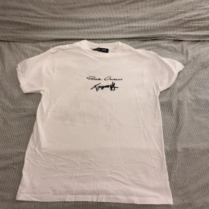 RICK OWENS X TOMMY CASH - Rick Owens Collab med Tommy cash. Inköpt på hans spelning i Malmö. Små hål i vänstra nederdelen av tröjan