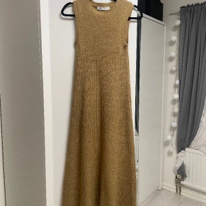 Stickad klänning - ZARA - Stickad klänning från Zara, tror jag bara har använd den 1-2 timmar. Den är superskön & bekväm, ganska strechig av sig. Nypris: 599kr men säljer för 250kr! Super billigt. Vid snabb affär kan priset diskuteras🤗
