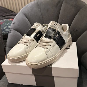 Valentina open rockstud - Snygga vita valentinos med fina unika spikar dock så har två spikar losnat och skorna är lite slitna men sitter fofarande skönt och gör sitt jobb. Är storlek 44 men sitter som storlek 43