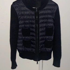 Moncler cardigan - Säljer nu min favorit jacka pågrund av att den inte används. Den är i storlek M men den är liten i storlek så den passar även xs och S, kvittot finns med.