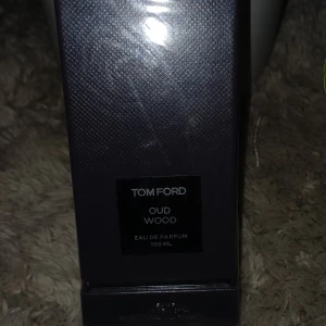 Tom Ford Oud Wood 100ml - Tom Ford Oud Wood Eau de Parfum, 100 ml. Ingredienser: Alcohol Denat., Fragrance (Parfum), Aqua/Water, Linalool, BHT, Limonene, Coumarin, Cinnamyl Alcohol, Farnesol, Hydroxyisohexyl 3-Cyclohexene Carboxaldehyde, Butylphenyl Methylpropional.