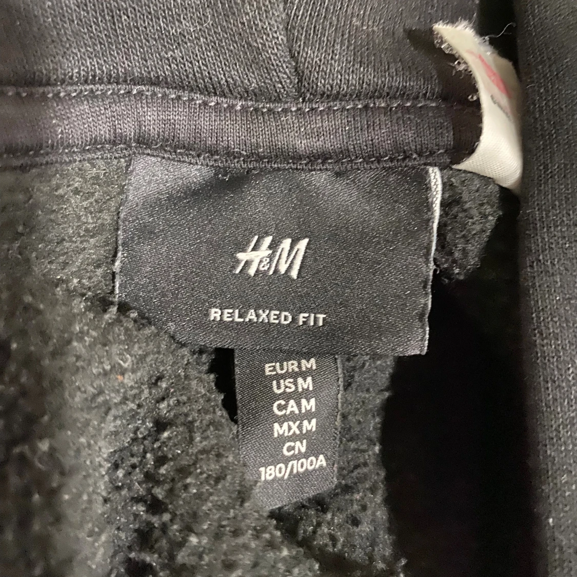 Svart Spiderman hoodie från H&M - 2