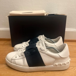 Valentino open sneakers  - Säljer nu dessa fina valentino skor | Super fint skick | Storlek 42 | Kommer med box,dustbag,valentino kort och fysiskt kvitto | Hör gärna av er vid frågor eller funderingar 