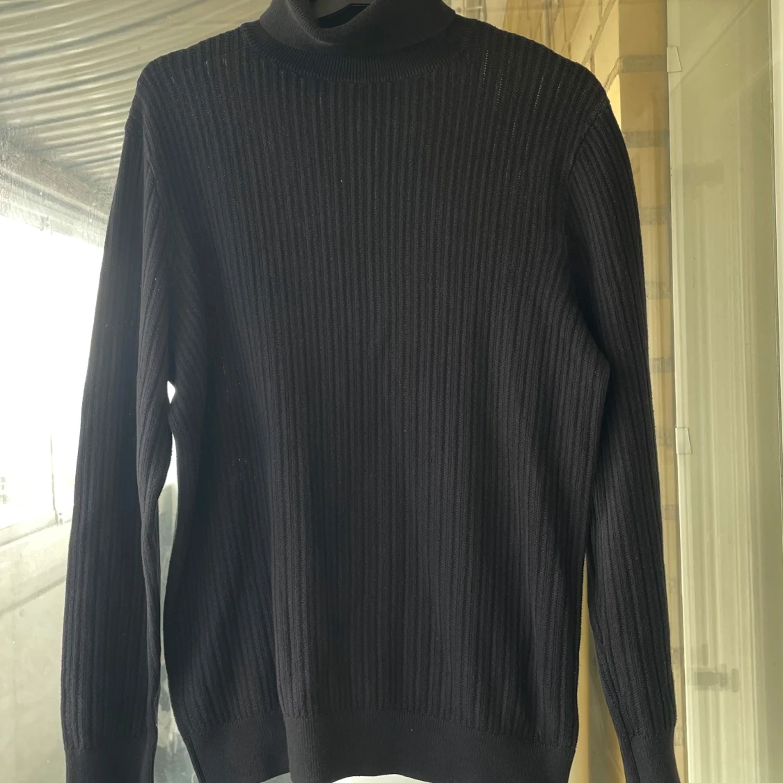 Svart ribbad polotröja - 1