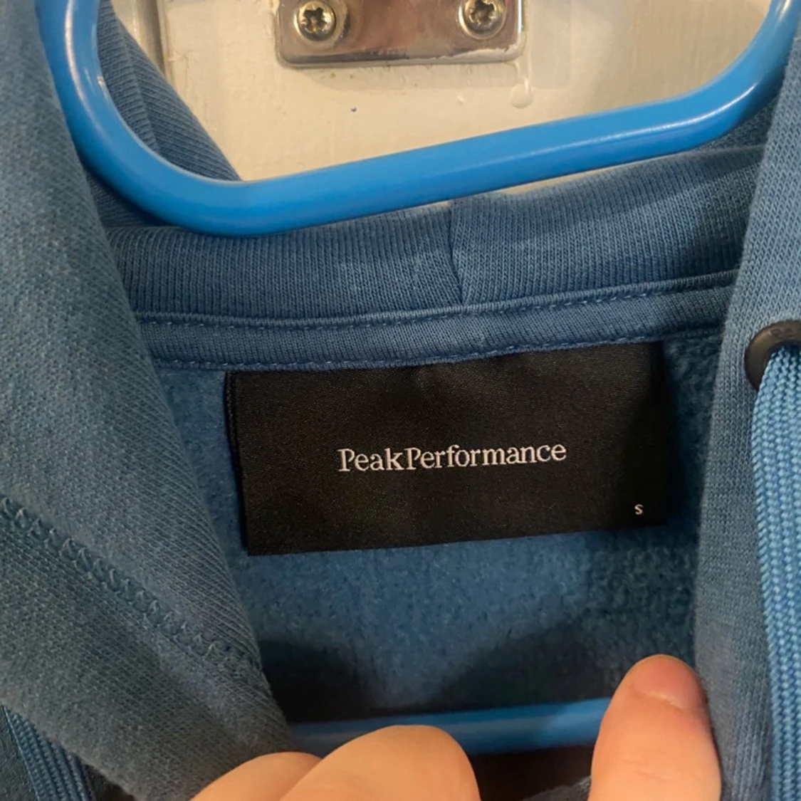 Blå hoodie från Peak Performance S - 2