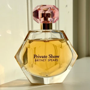 Britney Spears Private Show 50 ml - Upptäck den ikoniska doften Private Show från Britney Spears. 50 ml. Kvarvarande mängd syns på bild. Givetvis förvarad mörkt och svalt. Svår att få tag på den inte tillverkas längre. Kommer i originalförpackningen.