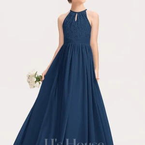 Marinblå långklänning från JJ's House - Elegant marinblå långklänning från JJ's House med spets upptill och plisserad midja. Har används 1 gång. Nypris 1120💕