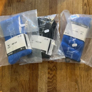 SOC knee cut fotbollsstrumpor 37-39 - Soc Långstrumpor i tre pack i storlek 37-39. Passar till både fotboll och innebandy, tjejer och killar. Köp alla för 50 eller enskilt för 20.