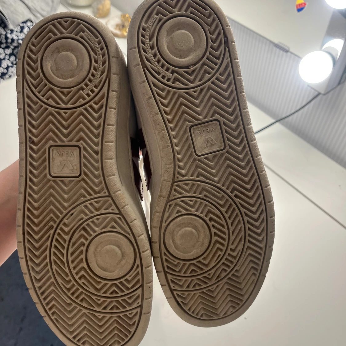 Vita Veja sneakers med röd detalj - 2