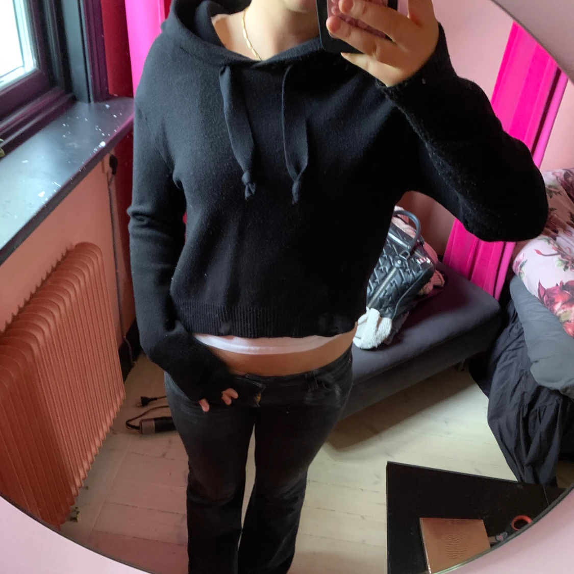 Svart croppad hoodie med huva - 1