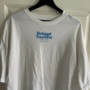 Bolaget merch - Säljer min knappt använda Bolaget t-shirt från Tourhino 2023 i storlek L (oversized) 💕