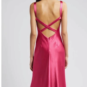 Rosa sidenklänning med öppen rygg - !Kan diskutera pris vid köp med Köp nu! Säljer min jättefina balklänning, endast använd en gång!! Köpt från Nordstrom. Längd på hela klänningen ≈170cm, byst 34-35 cm, midja ≈ 38-40cm. Måtten är från sida till sida av klänningen, alltså inte runt hela💕Skriv om ni vill ha fler bilder!