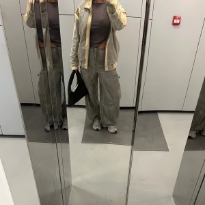 Gröna washed cargopants med snörning - Säljer ett par grön/washed cargopants med oversized passform och snörning i midjan. Byxorna har fickor på sidorna och snörning nedtill vid ankeln. Perfekt all around byxa - funkar till alla årstider                                             (Läs alltid min profil för villkor)