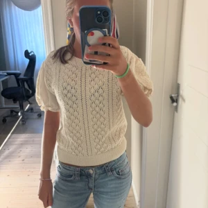 Vit stickad topp med puffärm från Zara - Supersöt vit stickad topp från Zara med korta puffärmar i tyg. Använd 1 gång, mycket bra skick. 