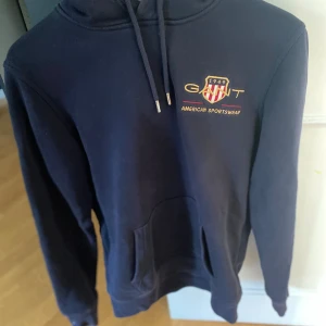 Gant hoodie - Mörkblå mycket fint skick.