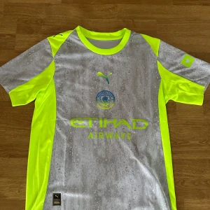 Manchester City tredjeställ  - Underbar och exklusiv Manchester city tredjeställ utan något tryck på ryggen. Tillgänglig i storlek S.  Helt ny!!