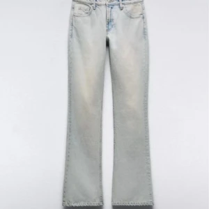 Ljusblå bootcut jeans  - Säljer ett par ljusblå jeans med klassisk femficksmodell. Är använd max 4 ggr 