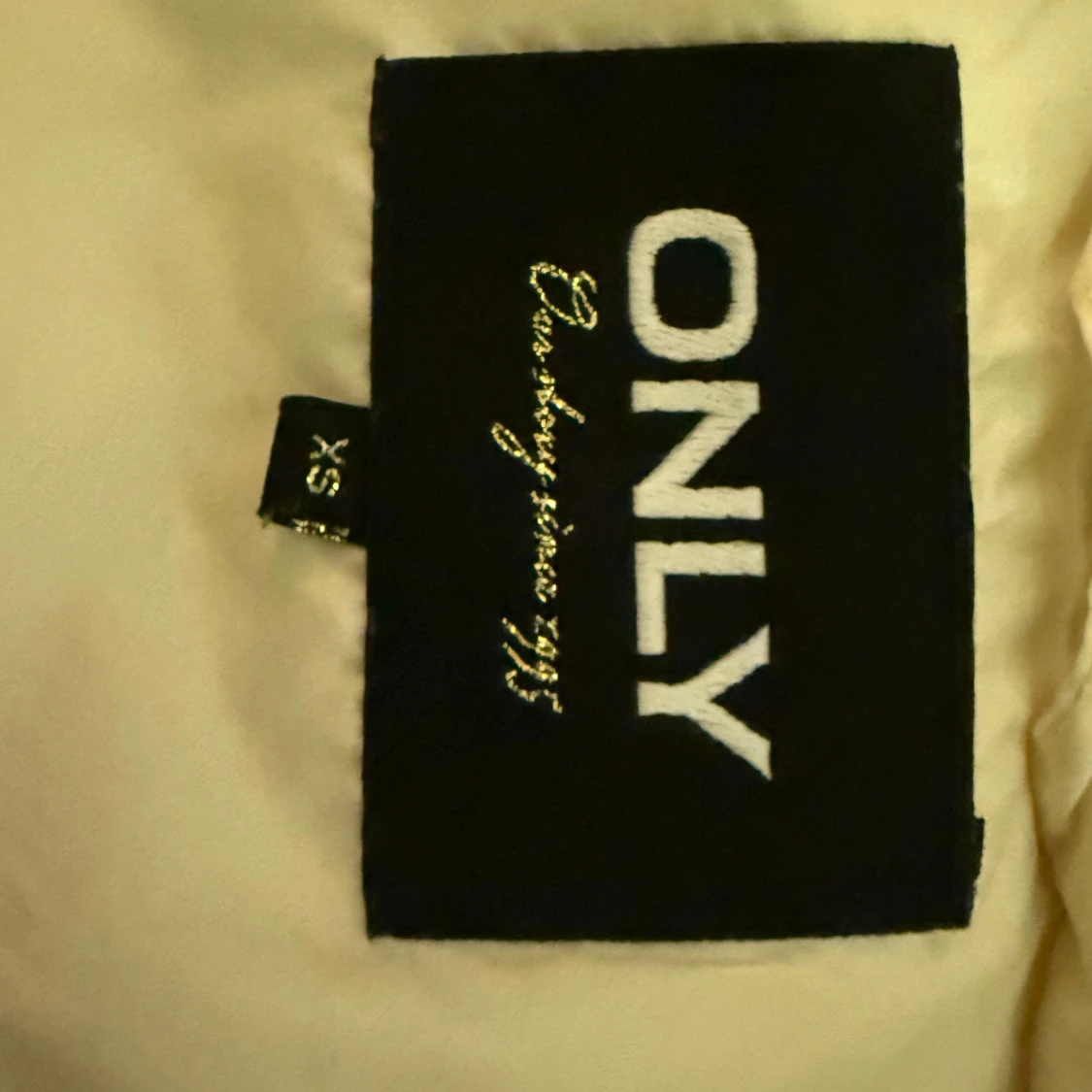 Vit lång dunväst från ONLY med huva - 2