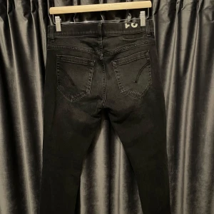 Dondup George  - Dondup George - skick 9/10, mycket bra skick! - storlek 31/32, men passar w28, de är även upplagda till längd 28. Så alltså W28/L28 - passar förmodligen någon runt 160-165cm - skriv om ni vill ha mått 📏- hör av er vid frågor🙌