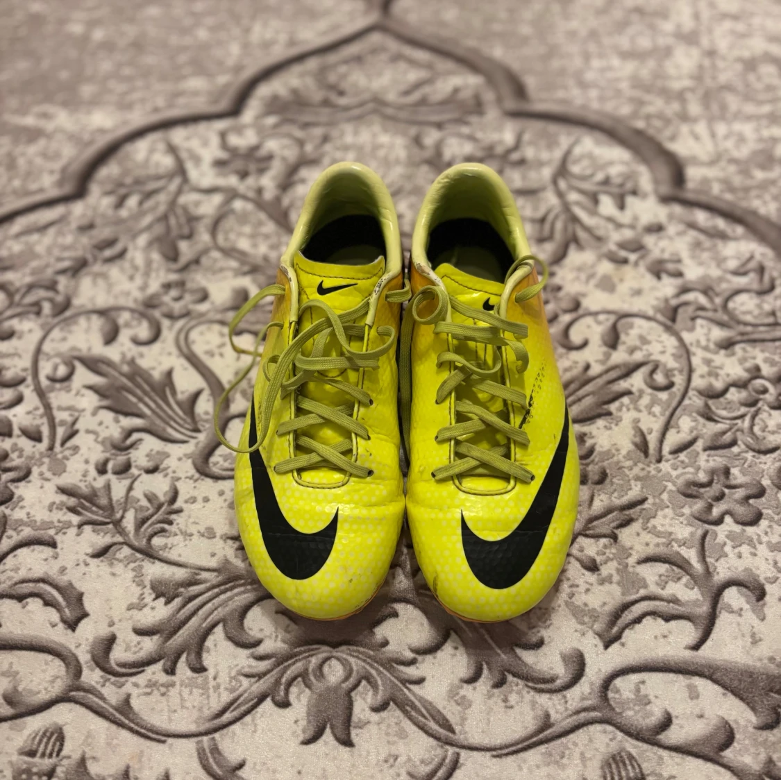 Gula Nike fotbollsskor strl 35,5