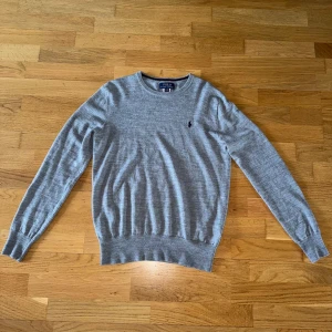 Ralph lauren swetshirt - Ralphlauren swetshirt väldigt bra skick men blivit för liten. Pris inte hugget i sten.  Xs men de är barnmodell så därför står de XL