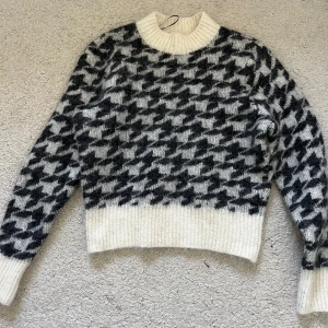 Svart och vit stickad tröja från H&M - Supermjuk stickad tröja från H&M i alpaca blend, med svart och vitt hundtandsmönster. Varm o skön eftersom det är alpacka i den, säljer pga att jag inte änvädner den🥰