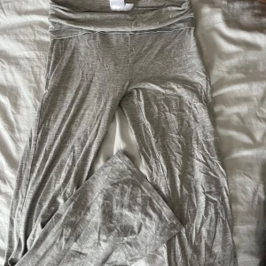 Grå yoga pants  - Jätte sköna yoga pants. Säljs då dem inte används!!