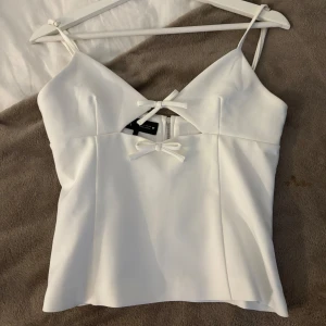 Vit topp - Helt oanvänd topp från Zara ! 💗💗