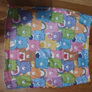 Färgglad Care Bears halsduk från SHEIN - Supergullig kjol från SHEIN x Care bear, perfekt för dig som älskar färg och nostalgi! Pris kan alltid diskuteras 