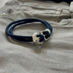 Armband ankare - Marininspirerat armband – Stil & Kvalitet från Armory  Upptäck det perfekta komplementet till din stil! Detta marinblå armband med en stilren ankardetalj kombinerar en elegant design med en avslappnad, nautisk känsla.  Ett utmärkt val för dig som vill ha en diskret men stilfull accessoar eller en uppskattad present till någon speciell.  Hör av dig vid frågor / armory 