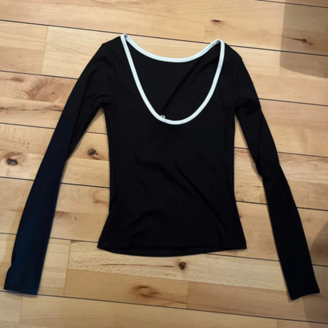 Svart långärmad topp från NA-KD - 1