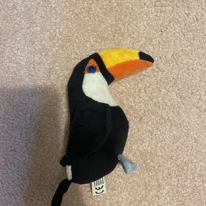 Mjuk pelikan gosedjur - Mjukt kramisdjur i form av en pelikan. Använt max 2 gånger, har fint mjukt material och fina blåa ögon med en liten svans + 2 fina vingar.